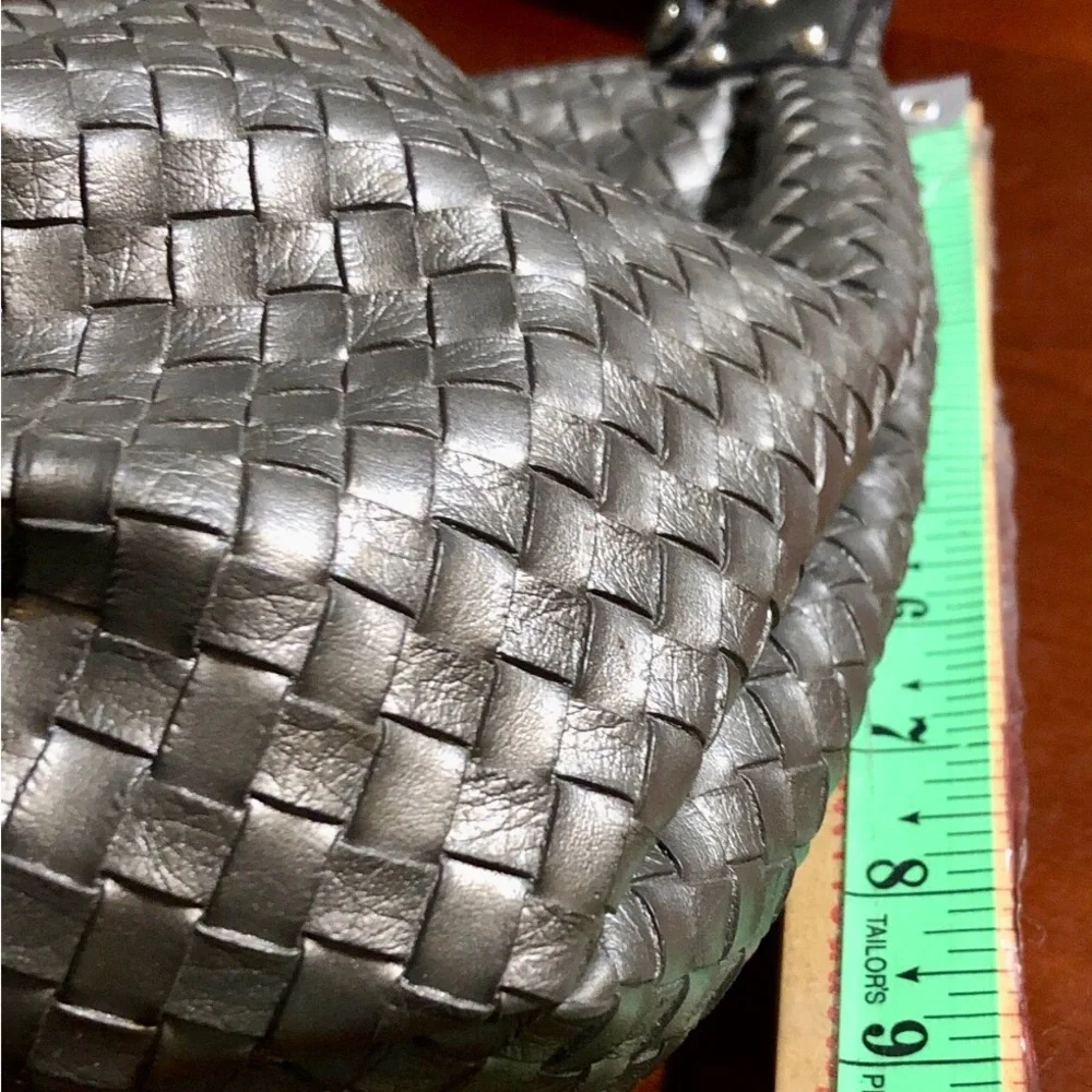 XOXO Silver Woven Hobo Bag in  basket weave zip top 10x14 NWOT